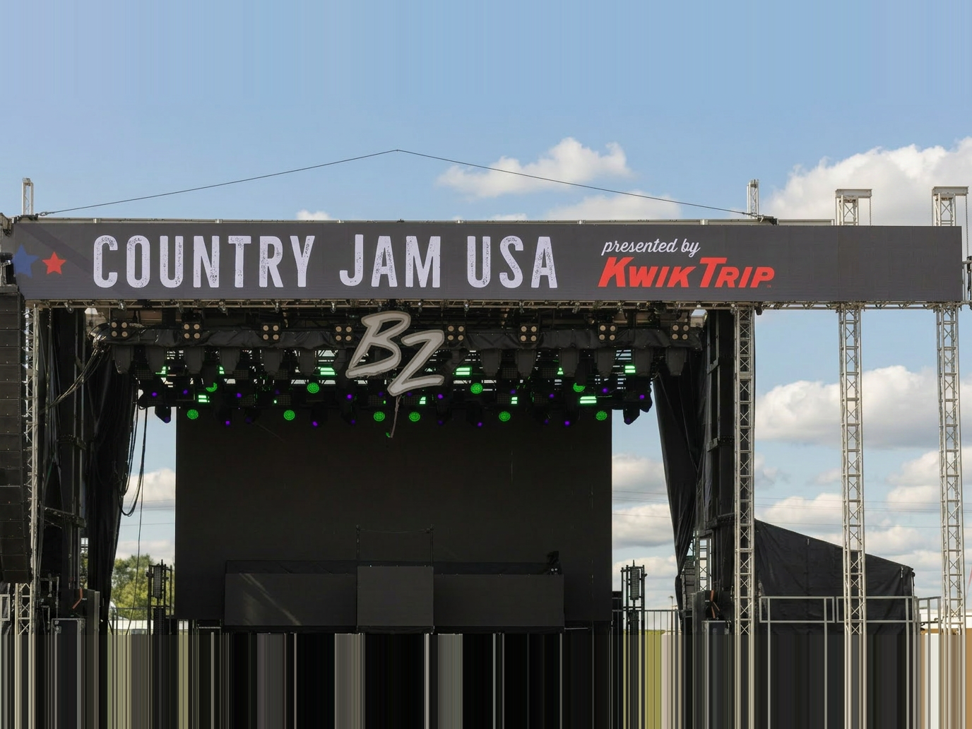 Country Jam USA presented by Kwik Trip main stage banner
